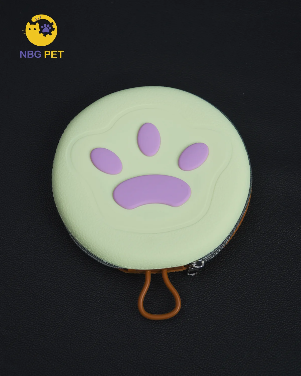 Closed cream paw-shaped travel bowl